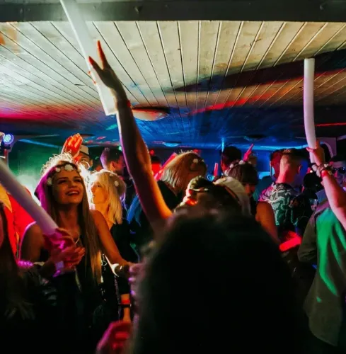 Cracovie BATEAU DE FÊTE AVEC OPEN BAR + SOIRÉE EN CLUB Cracovie BATEAU DE FÊTE AVEC OPEN BAR + SOIRÉE EN CLUB