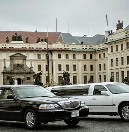 Prague Transfert aéroport en limousine striptease Prague Transfert aéroport en limousine striptease