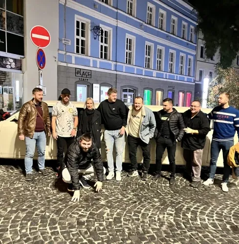 Poznan TRANSFERT AÉROPORT EN LIMO AVEC STRIP-TEASEUSE Poznan TRANSFERT AÉROPORT EN LIMO AVEC STRIP-TEASEUSE