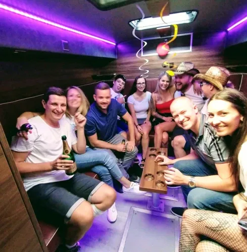 Prague Transfert en bus de fête depuis l'aéroport Prague Transfert en bus de fête depuis l'aéroport